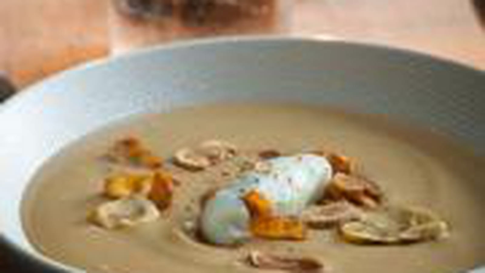 Velouté aux châtaignes et ses chips, mousseline de Roquefort