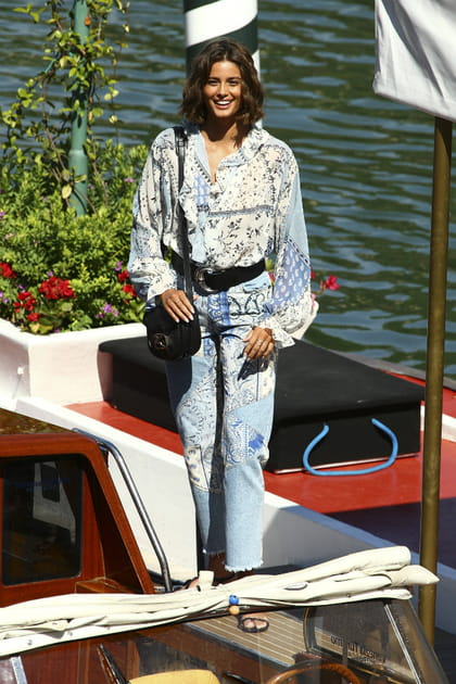 TOP&nbsp;: Taylor Hill en chemise foulard