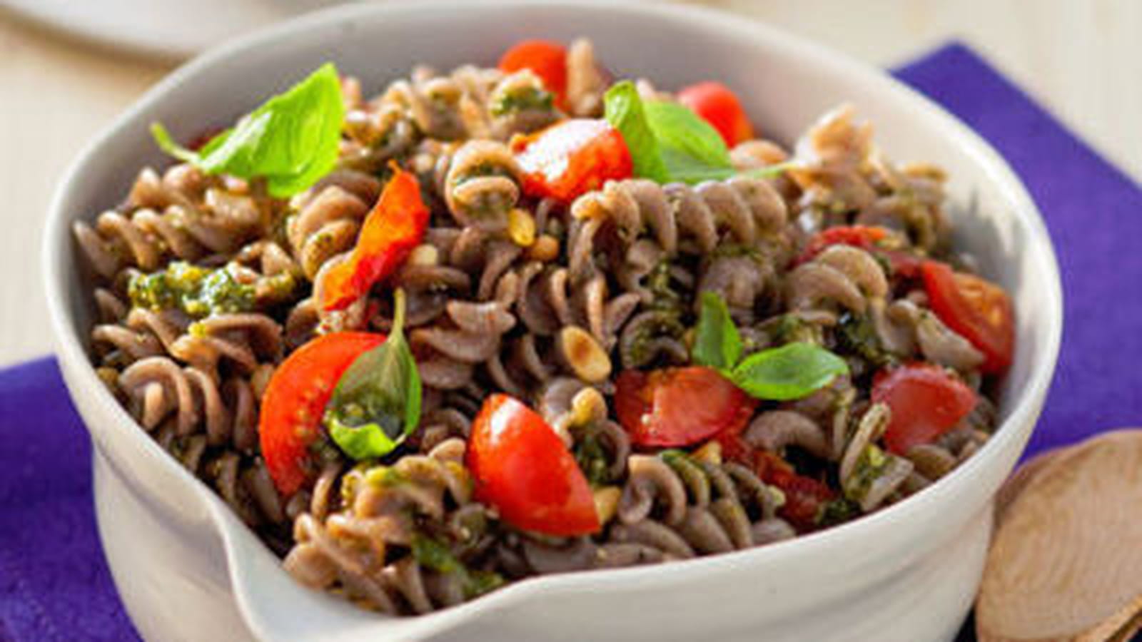 Salade de fusilli au sarrasin, pesto, tomates et pignons de pin