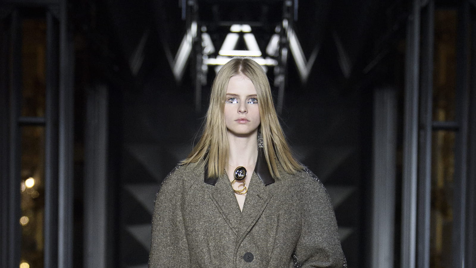 Look 16