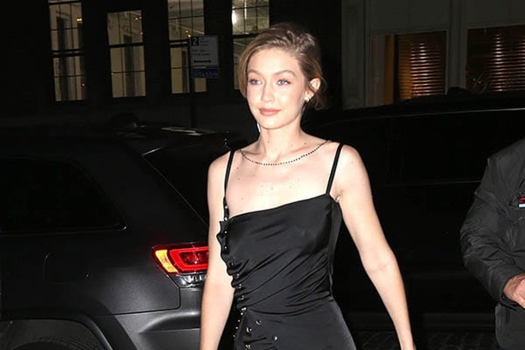 Gigi Hadid En Robe Noire Fente Paco Rabanne gigi-hadid-en-robe-noire-fente-paco-rabanne