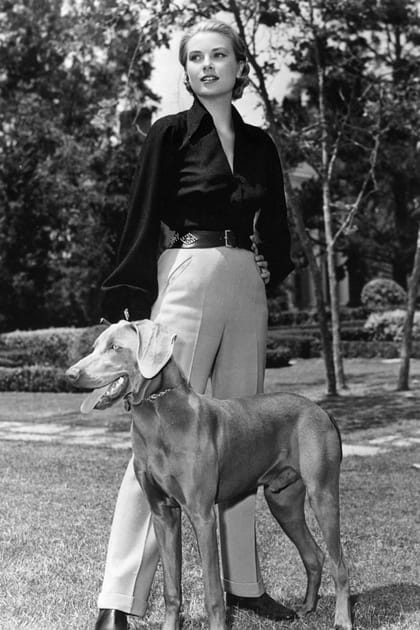 Grace Kelly en chemise à manches bouffantes et pantalon habillé