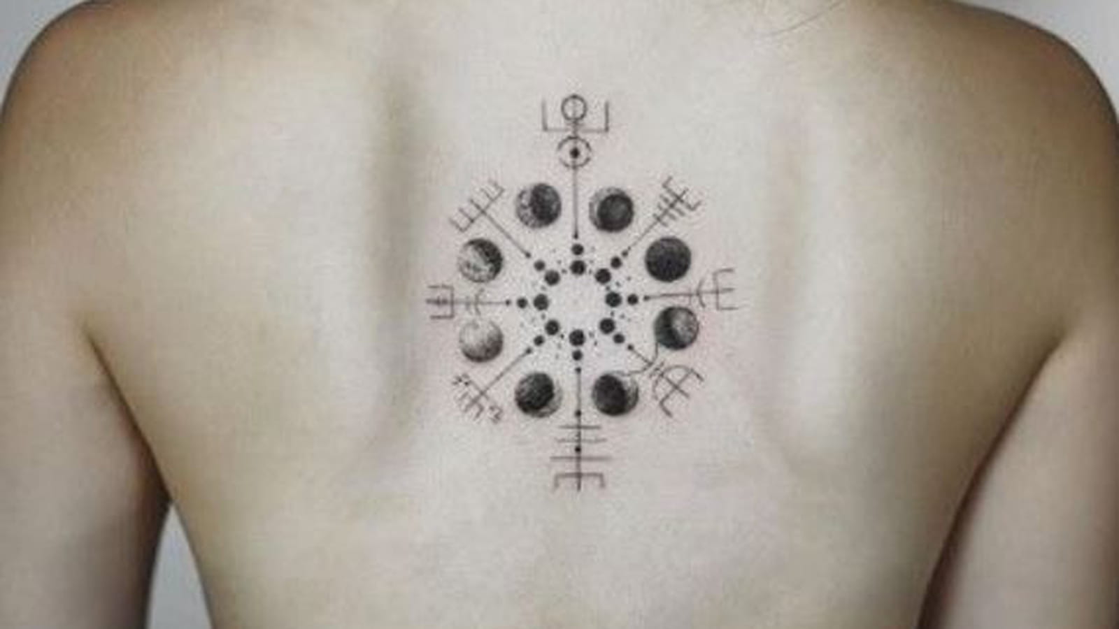 Vegvisir dans le dos
