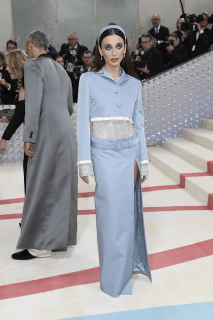 Emma Chamberlain en veste et jupe longue fendue bleu ciel Miu Miu