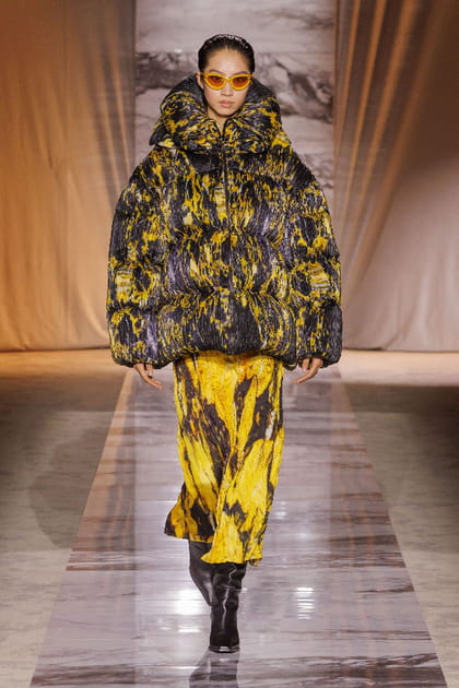 Doudoune bariol&eacute;e et jupe bicolore effet marbre aper&ccedil;ues sur le d&eacute;fil&eacute; Roberto Cavalli