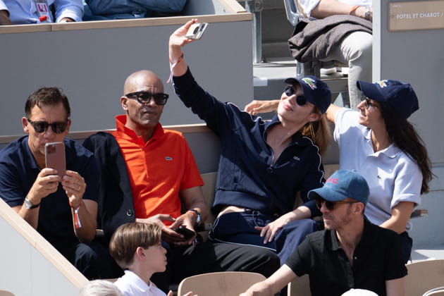 Louise Bourgoin et Léa Lando se prennent en selfie à côté de Clive Owen à Roland-Garros