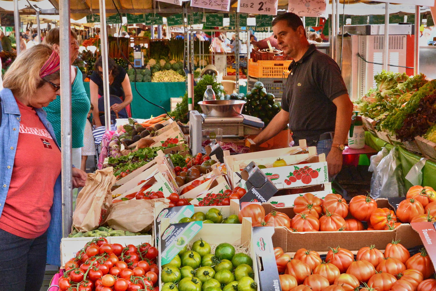 "Ça ne se fait pas" - les maraîchers détestent quand les clients font ça au marché