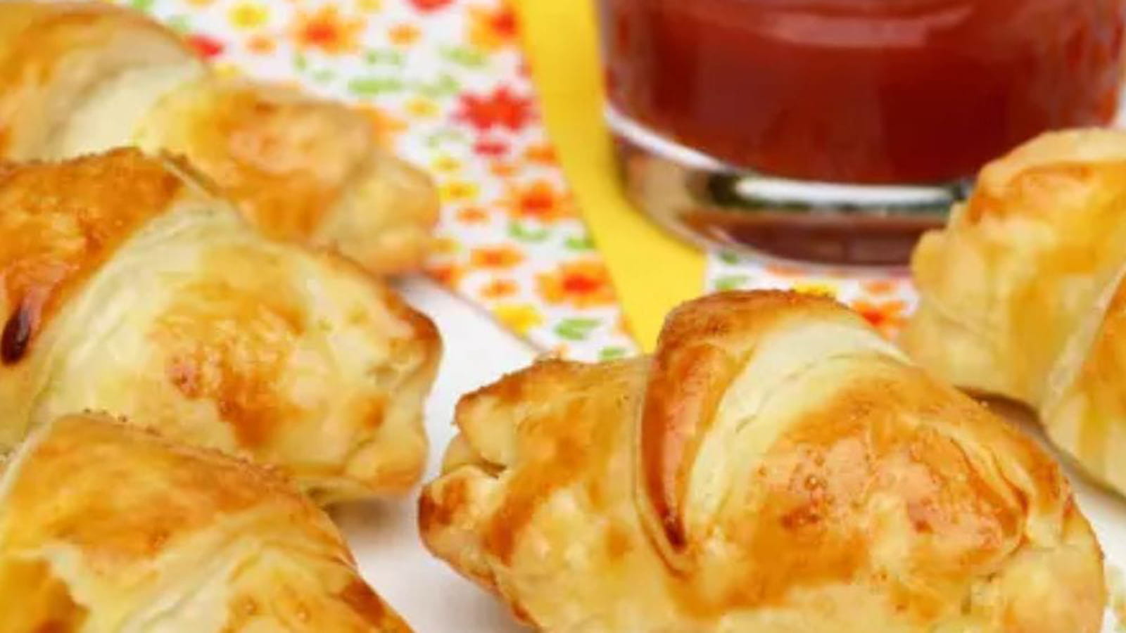 Petits croissants apéritifs saucisse et cheddar