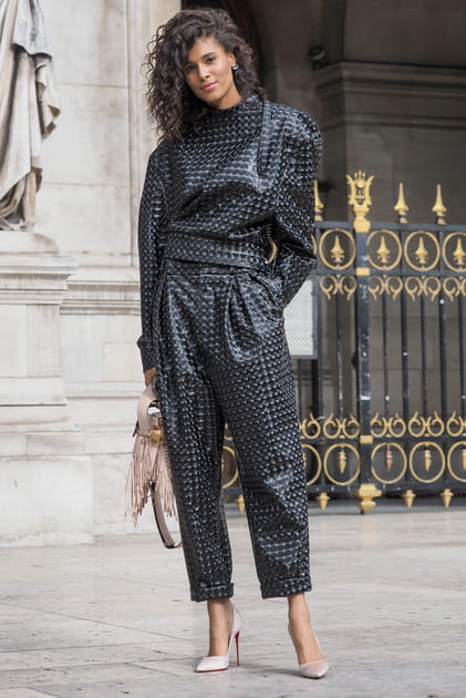 Cindy Bruna en total look cuir