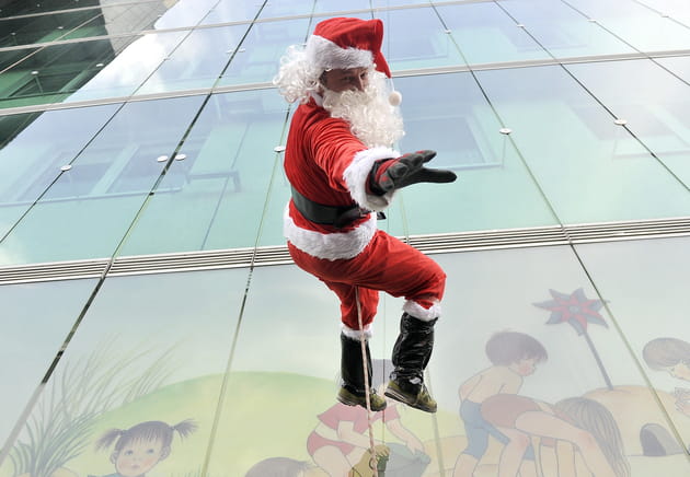 Le Père Noël descend du ciel... en rappel