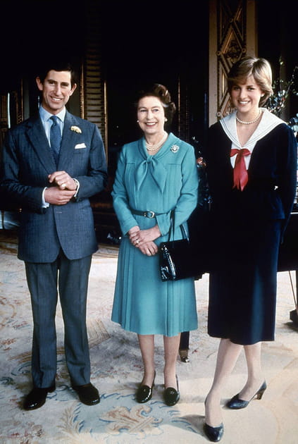 La reine Elizabeth II en robe bleue