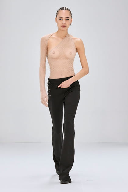Top transparent et pantalon noir à poche aperçus sur le défilé Courrèges