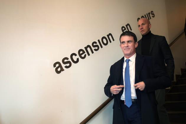 Manuel Valls se trompe de sens lors d'un meeting à Paris