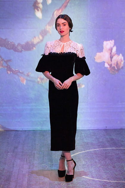 Lily Collins en robe noire à détails de dentelle
