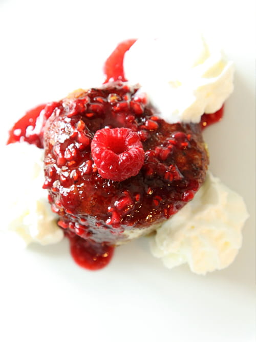 Pain d'épices perdu coulis de framboises-chantilly
