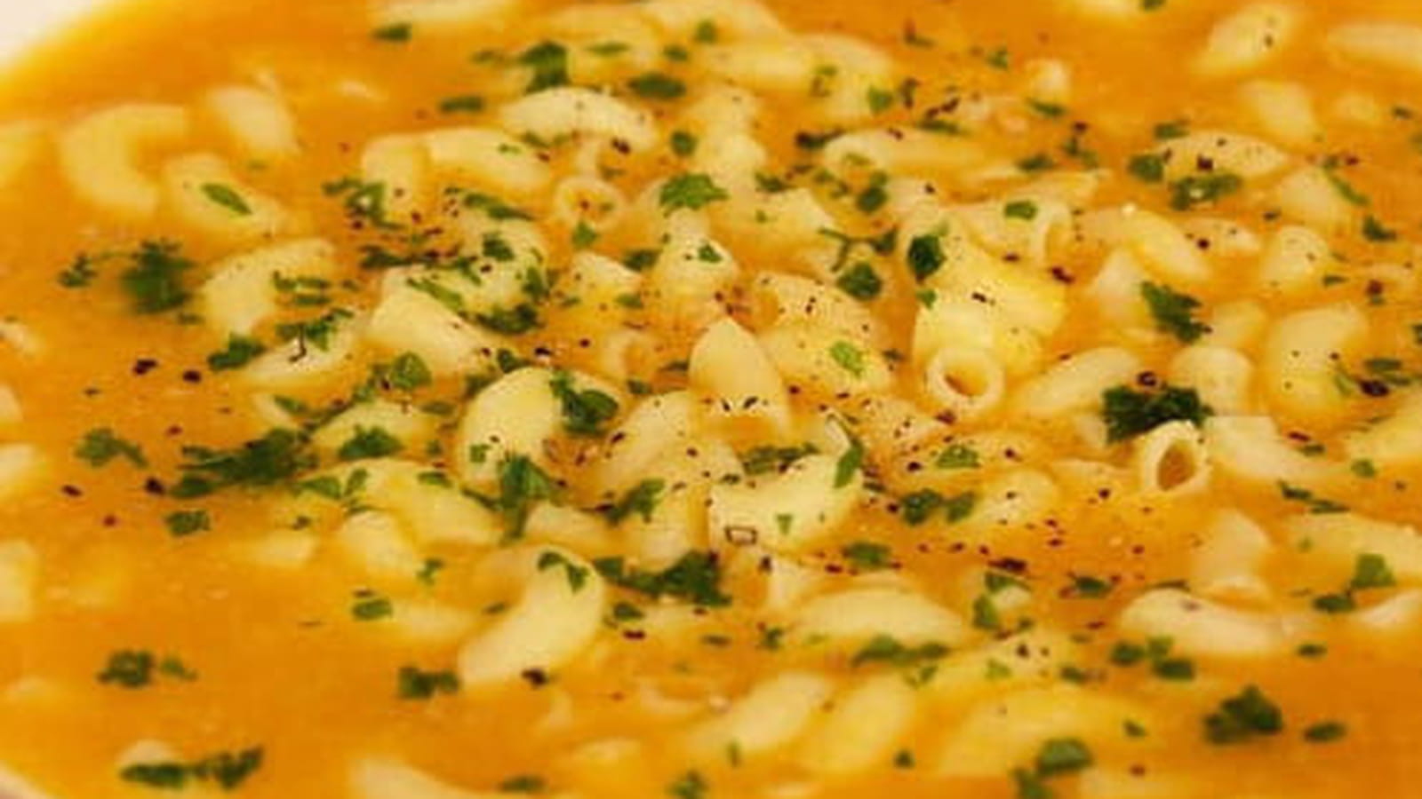 Potage de poireaux et carottes au parmesan avec leurs pâtes coquillettes