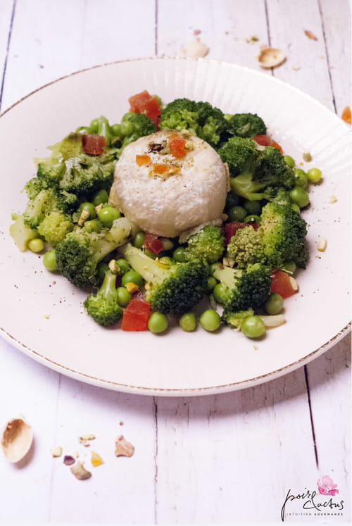 Salade de brocolis, petit pois, papaye confite et crottin de Chavignol