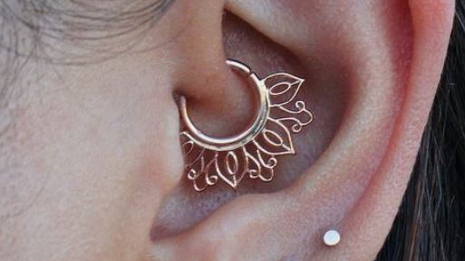Le bijou mandala sur le piercing daith