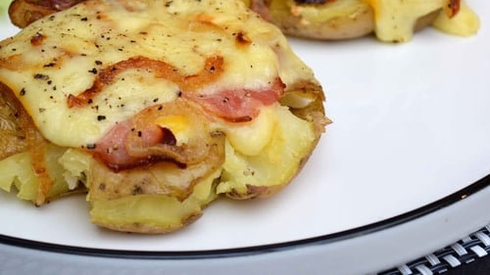 Pommes de terre tapées au fromage à raclette, lard fumé et oignons grillés