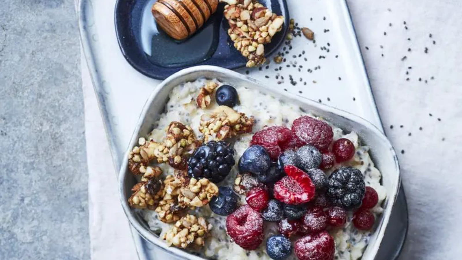Bowl porridge aux graines de chia et fruits rouges