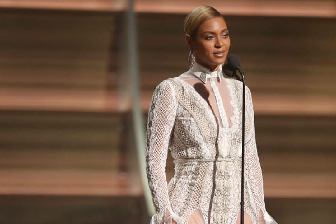 Beyoncé en robe longue blanche