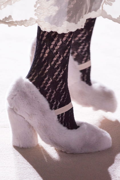 Les escarpins en peluche rose du d&eacute;fil&eacute; Blugirl