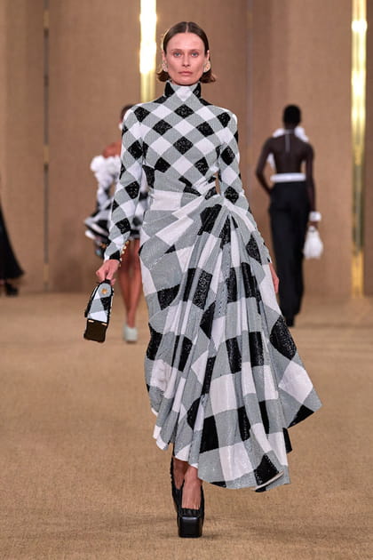 Blouse à carreaux noirs et blancs et longue jupe nouée aperçues sur le défilé Balmain