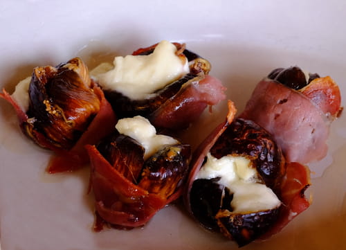Figues au chèvre, miel et jambon cru