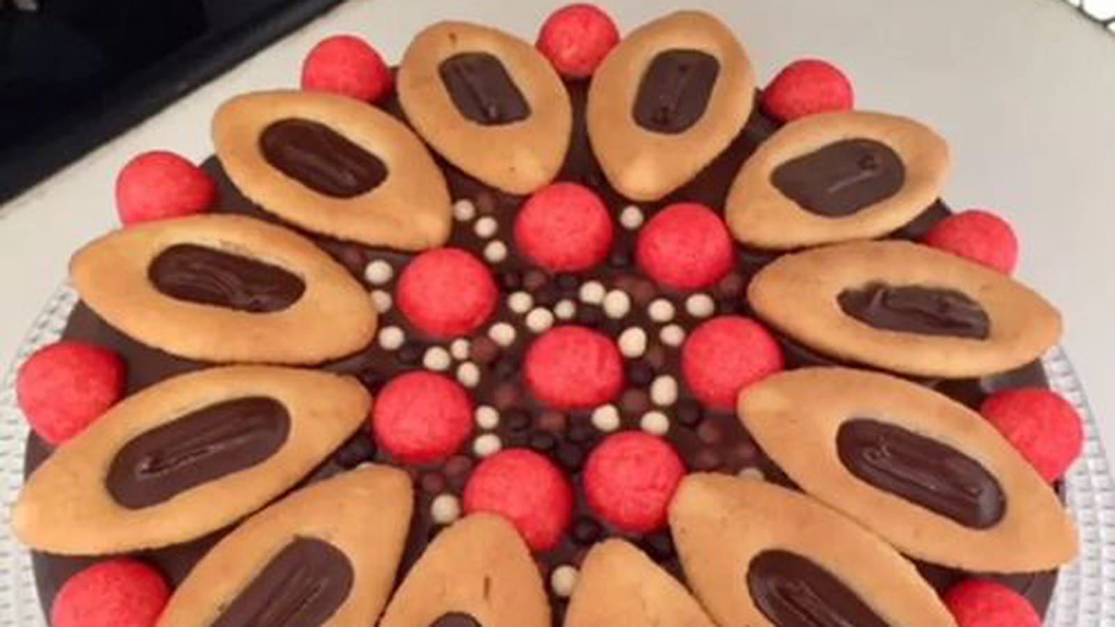 Gâteau kermesse au chocolat, barquettes et bonbons