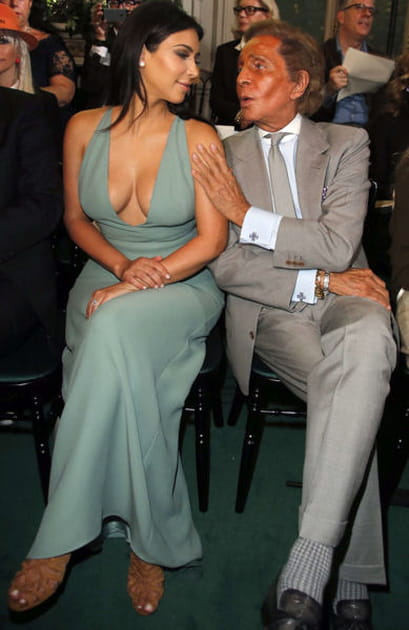 Kim Kardashian et Valentino, proches au défilé Valentino