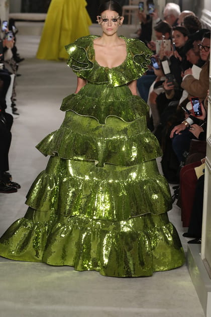 Silhouette Valentino en robe maxi verte iris&eacute;e &agrave; encolure volant&eacute;e