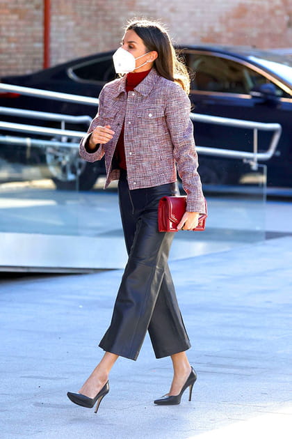 Letizia d'Espagne en pantalon façon cuir et veste en tweed