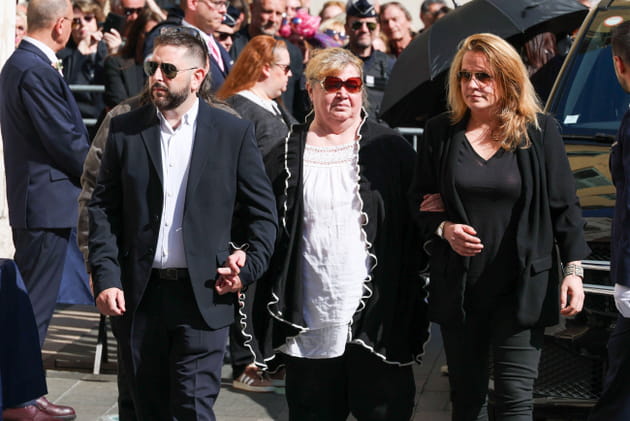 La fille de Loana et sa petite-fille font une discr&egrave;te apparition non loin de sa m&egrave;re aux obs&egrave;ques