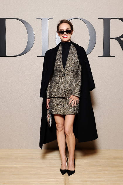 Natalie Portman en tailleur minijupe en tweed gris