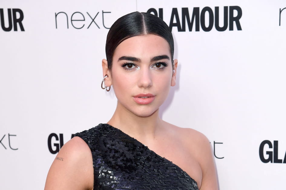 Les cheveux plaqu&eacute;s de Dua Lipa