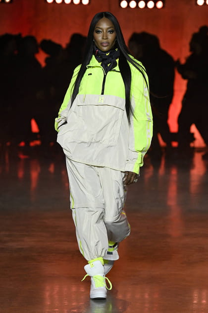 Naomi Campbell en surv&ecirc;tement gris et vert flashy