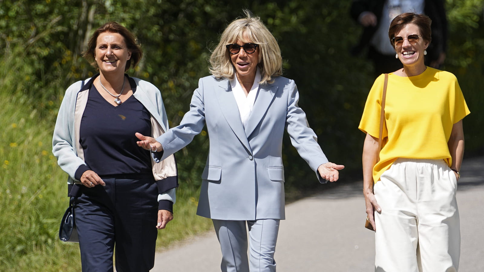 Amelie Derbaudrenghien, Brigitte Macron et Britta Ernst, près du château d'Elmau