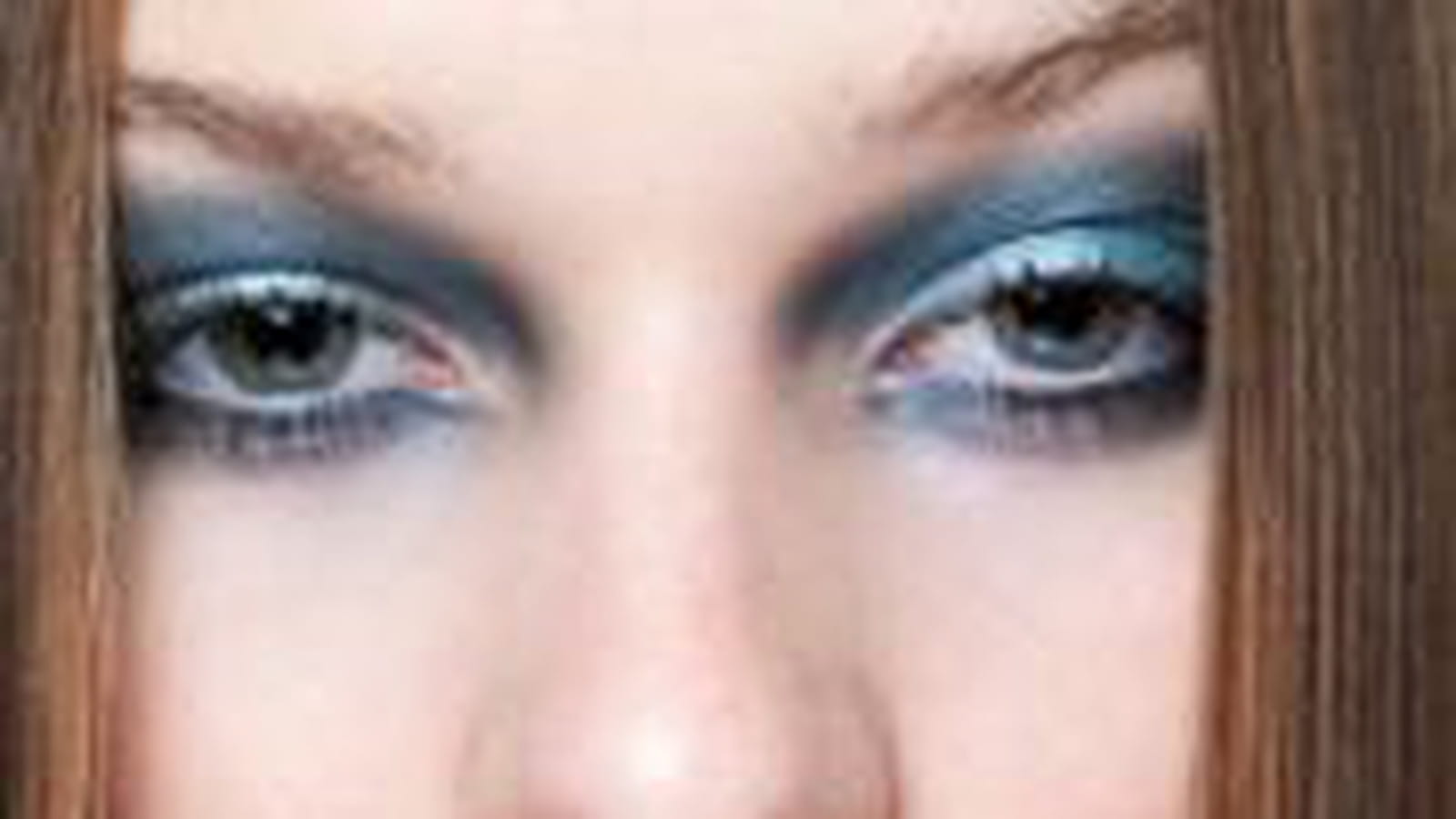Le regard métallique bleu