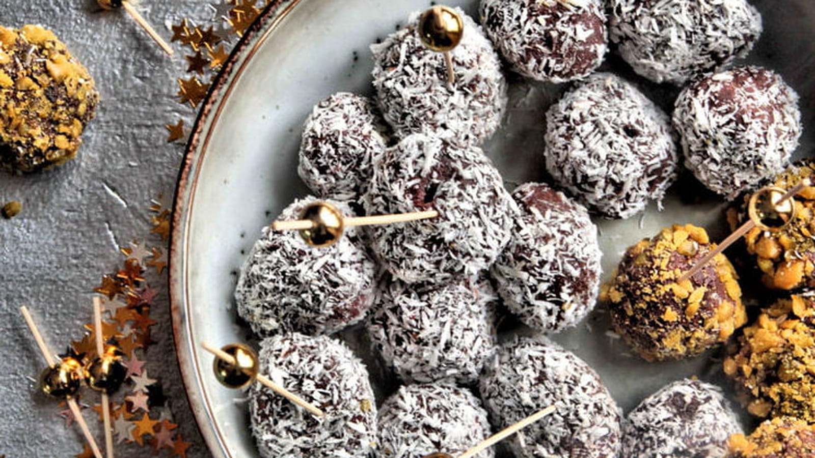 Truffes au chocolat, noix de coco râpée et éclats de pistaches