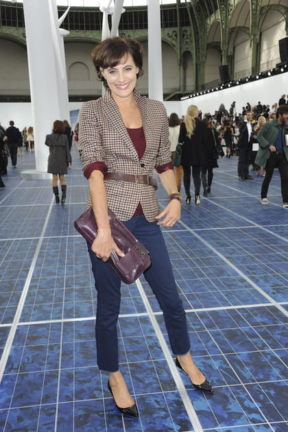 Ines de la Fressange en blazer à carreaux ceinturé et jean slim