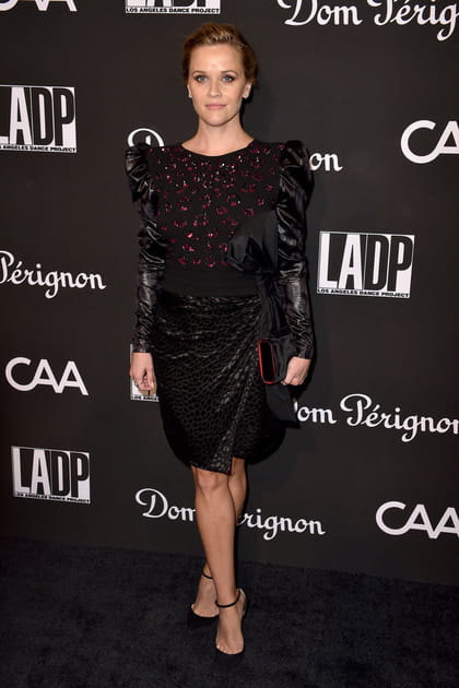 Reese Witherspoon en robe courte asym&eacute;trique aux manches bouffantes