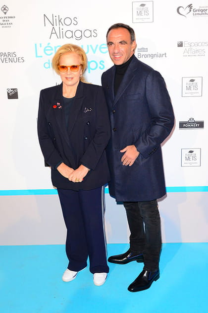 Sylvie Vartan en blazer noir et pantalon de jogging