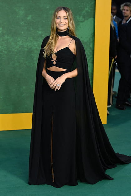Margot Robbie en robe noire longue à cape Celine