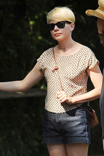 Michelle Williams en short en jean et blouse à motifs