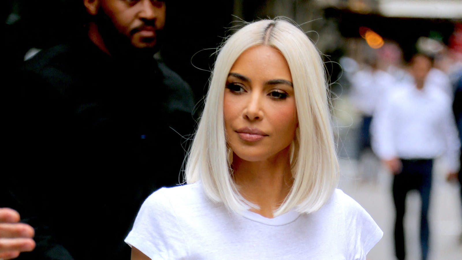 La perruque blanche de Kim Kardashian