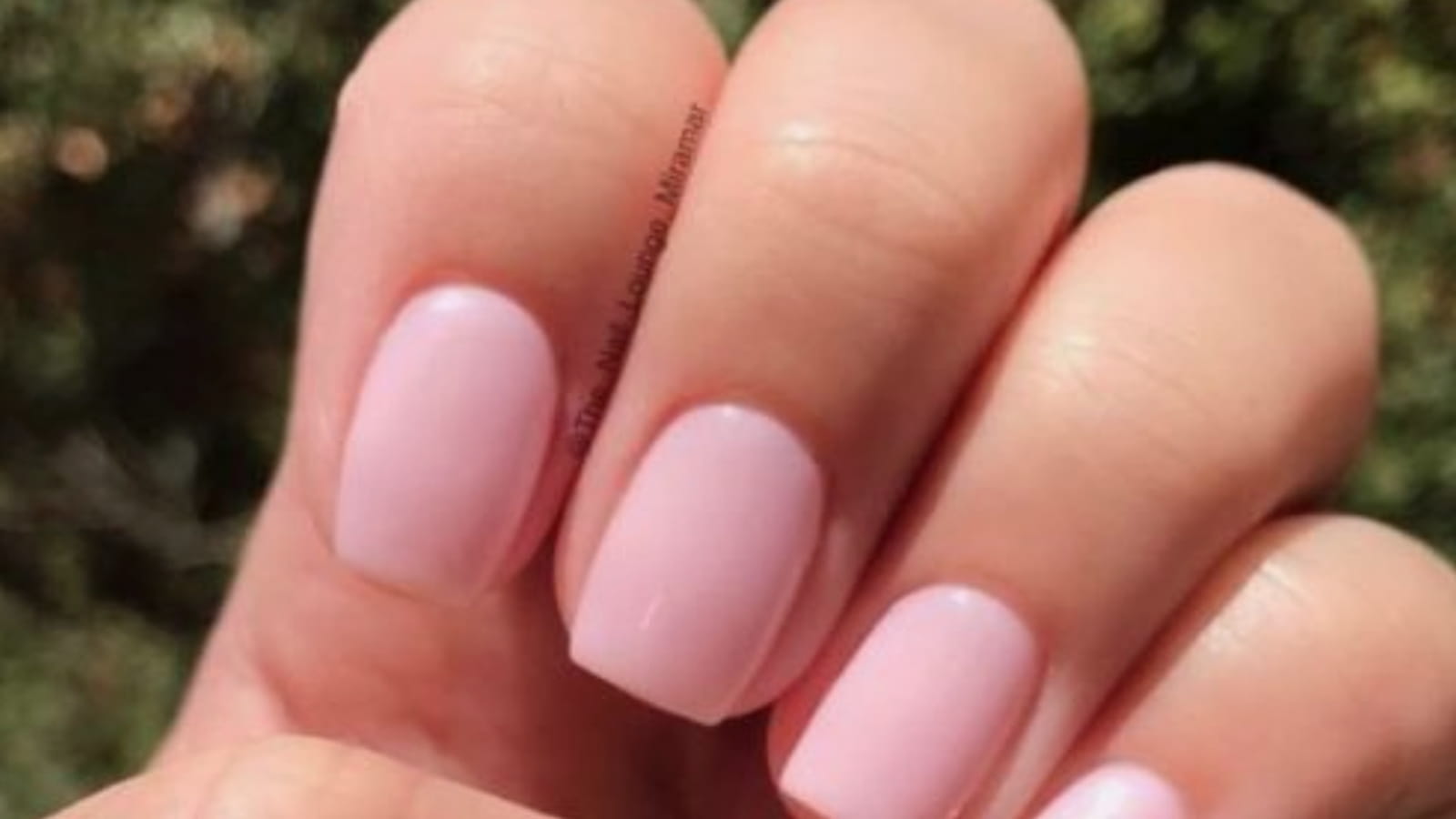 Des ongles roses en forme de carré