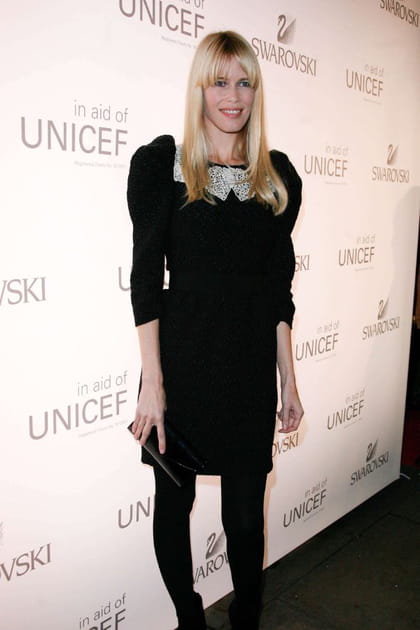 Claudia Schiffer en robe noire à épaulettes