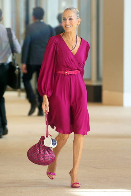 Carrie Bradshaw en robe rose fuchsia