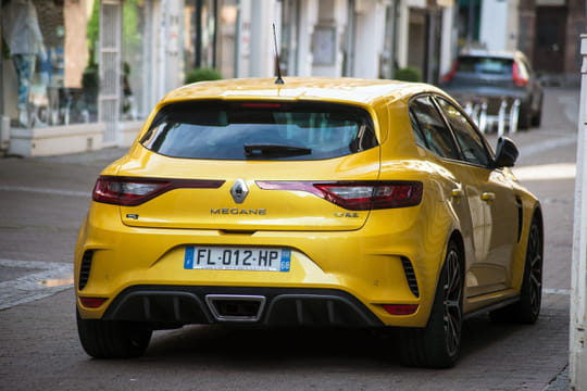 Ces stickers en vente sont pourtant interdits&nbsp;: les automobilistes qui les collent sont tous en infraction