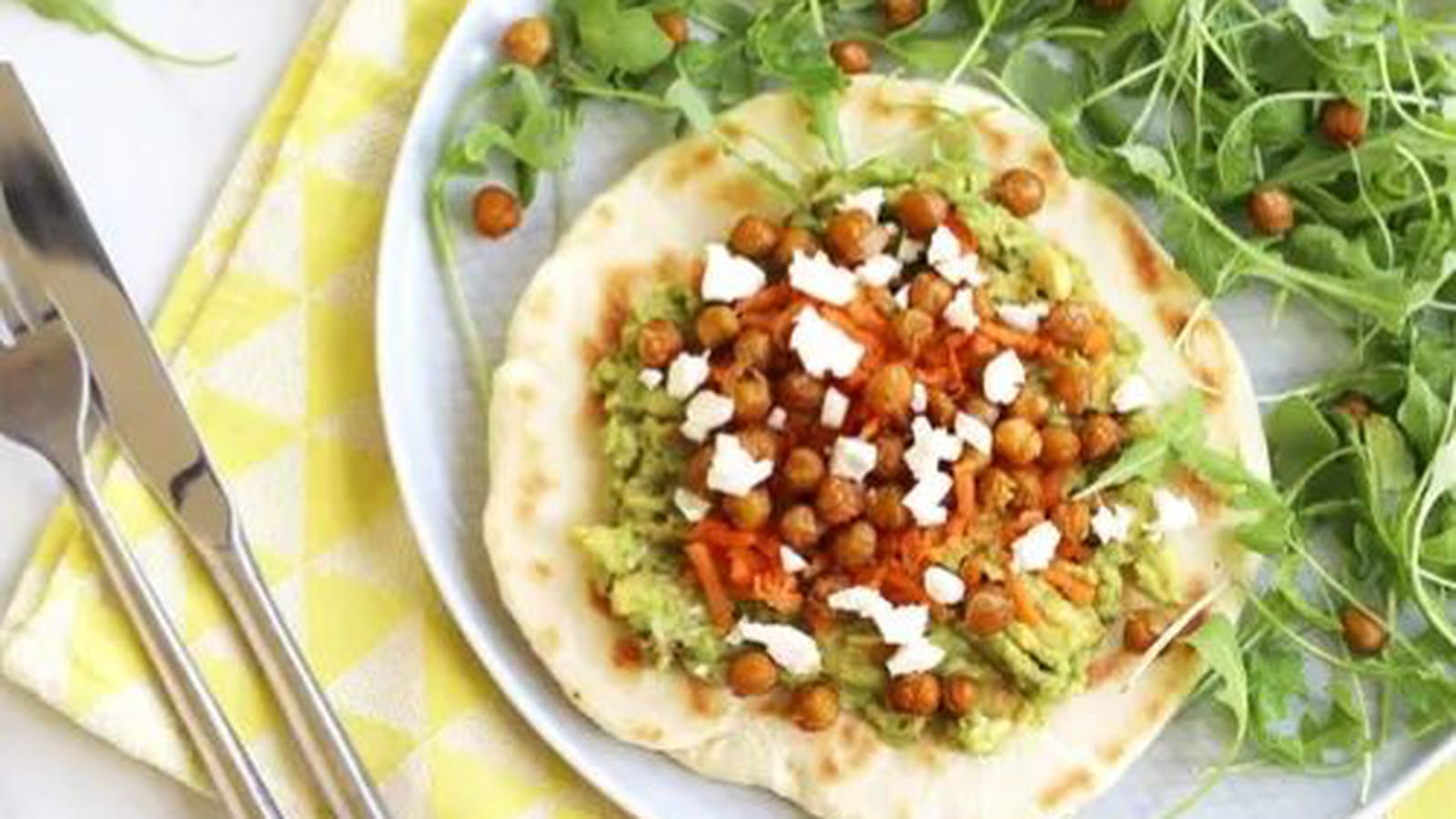 Naan au guacamole et pois chiche rôtis
